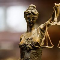 Η ισχύς του δικαίου και η Προκρούστειος κλίνη